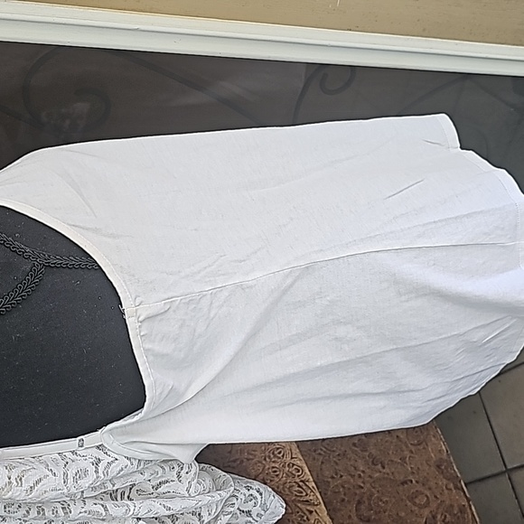 Sleeveless white lace top - Picture 14 of 15